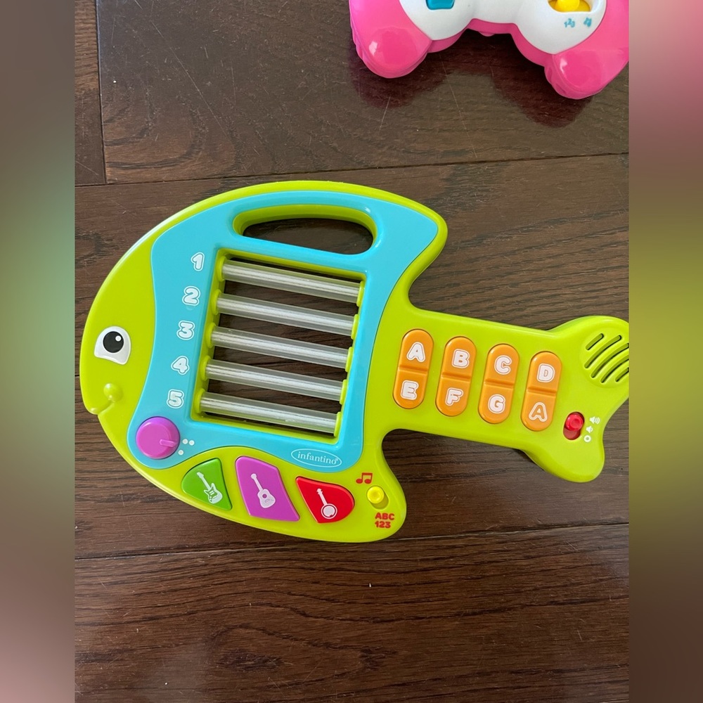 Infantino fish guitar (sold out)